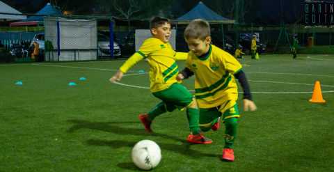 Sogni, provini, allenamenti e divertimento: alla scoperta del mondo delle scuole calcio